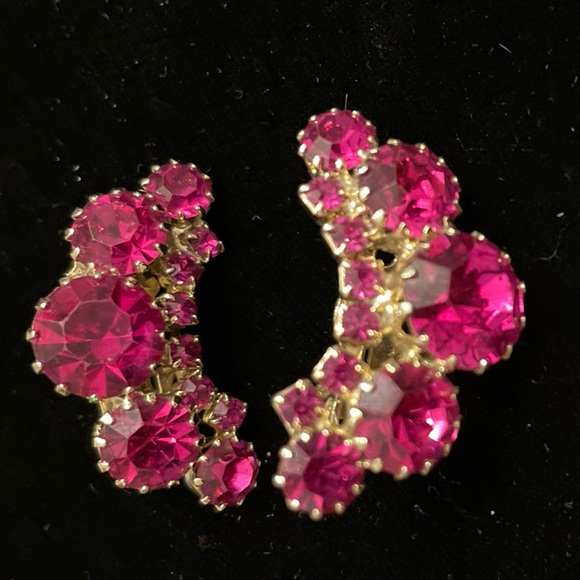 Vintage Weiss jewelry clip on earrings. Beautiful Classic collection get yours! - Picture 6 of 6